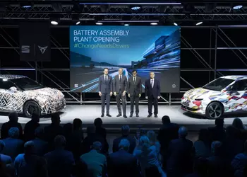 Seat and Cupra open a battery assembly plant in Spain for electric vehicles