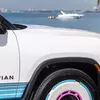 Миниатюра Rivian R1S Quad Miami Edition - яркий дизайн