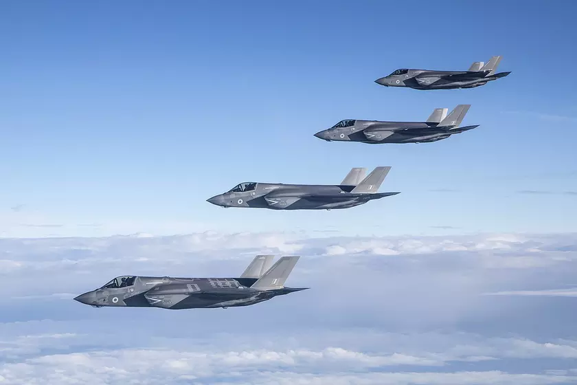 Германия покупает 35 истребителей пятого поколения F-35, 105 ракет AIM-120C-8 и 75-крылатых ракет AGM-158B/B2 на сумму $8 400 000 000