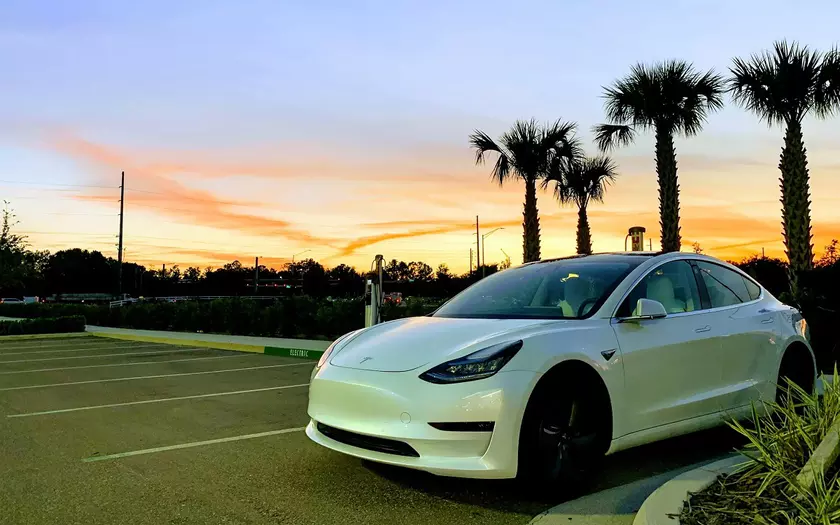 Tesla Model 3 уже стоит дешевле, чем Toyota Camry – жители Калифорнии могут купить электромобиль за $25 240