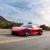 Предварительный вид Tesla Roadster с фоном города