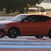 Превью изображения Genesis GV60 Magma 2026 на трассе