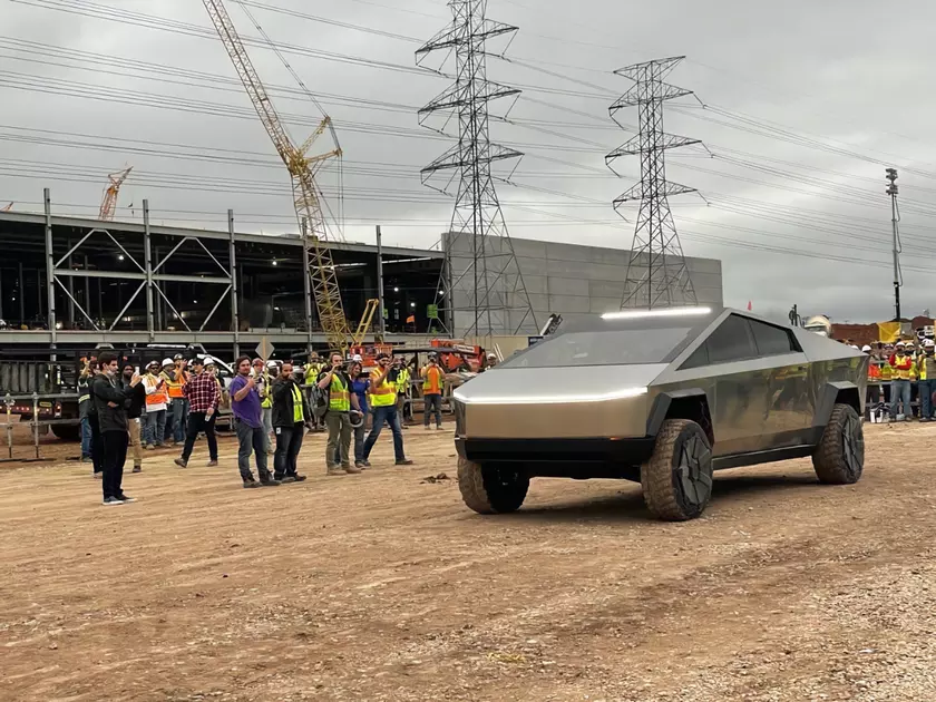 Илон Маск показал новые детали Tesla Cybertruck: 17-дюймовый экран и штурвал, как у Tesla Model S (2021)