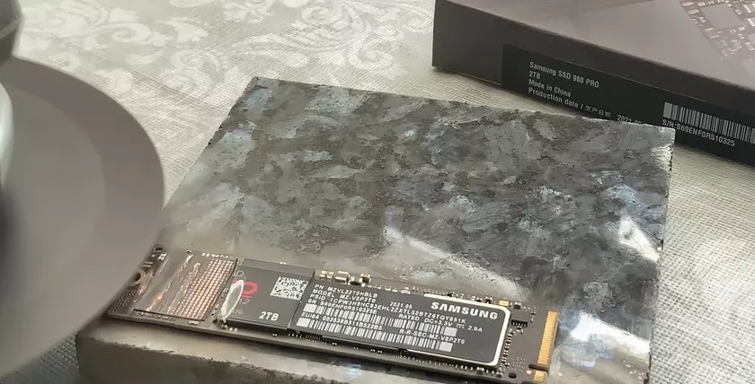 Samsung Deutschland предлагает пользователю разбить SSD молотком, чтобы получить новый накопитель по гарантии