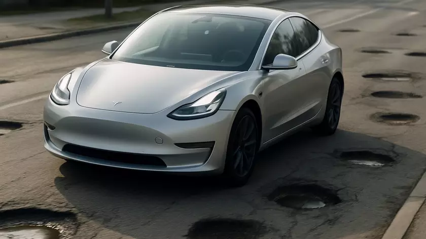 Tesla объезжает ямы на дороге