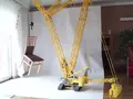 Строительный кран из LEGO поднимает мебель