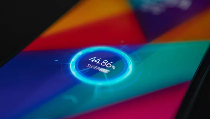Realme готовит смартфоны с быстрой зарядкой мощностью 80 Вт и даже 150 Вт