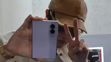 Широкоформатний Galaxy Z Fold 8 засвітився на світовому турне в руках зірки корейської групи BTS