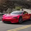 Предварительный вид Tesla Roadster на дороге