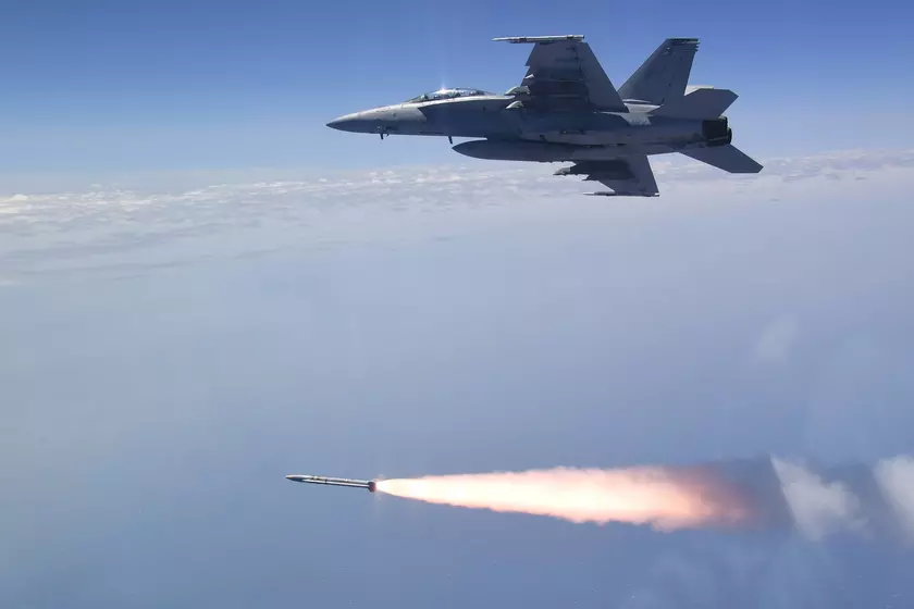 Истребитель F/A-18E/F Super Hornet успешно испытал модернизированную противорадиолокационную ракету AARGM-ER