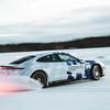 Porsche Taycan GTS на льоду