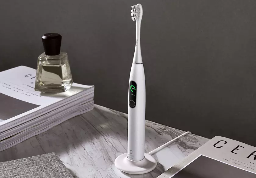 Oclean X Pro Elite: бесшумная электрическая зубная щётка с экраном, защитой IPX7 и автономностью до 35 дней за $57
