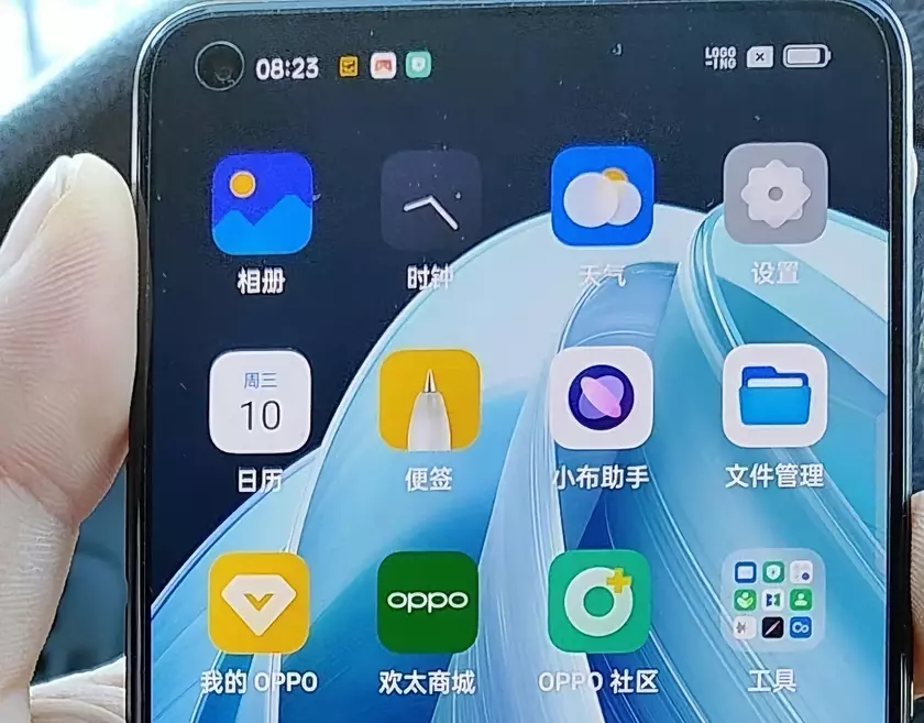 OPPO Reno 7 Pro с «дырявым» экраном без закруглений и тонкими рамками засветился на фотографии