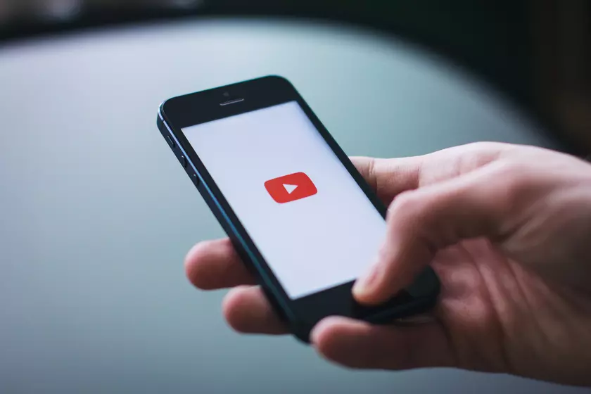 Подписчикам YouTube Premium стала доступна функция "картинка в картинке" на iPhone