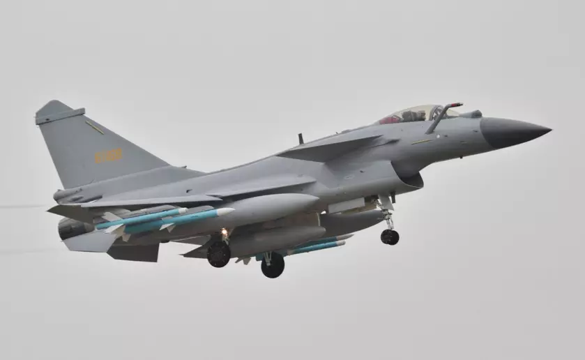Чэнду J-10: Современный истребитель, поднимающийся в небо