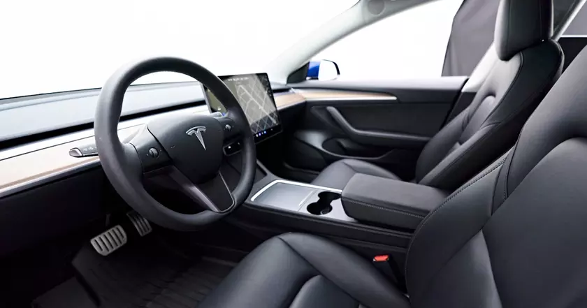 Обзор интерьера Tesla Model 3 2022 года: Эволюция дизайна и технологий
