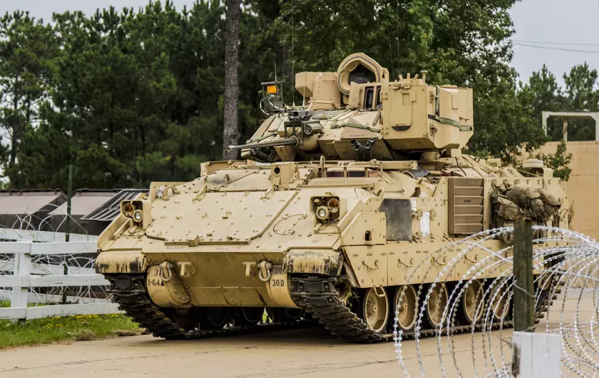Bradley, M113, HMMWV, самоходные гаубицы, снаряды для HIMARS, мины Claymore и ракеты Sea Sparrow для ПВО: США объявили новый пакет военной помощи для Украины на сумму $3 075 000 000