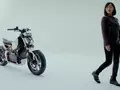 Мотоцикл Honda следует за хозяином