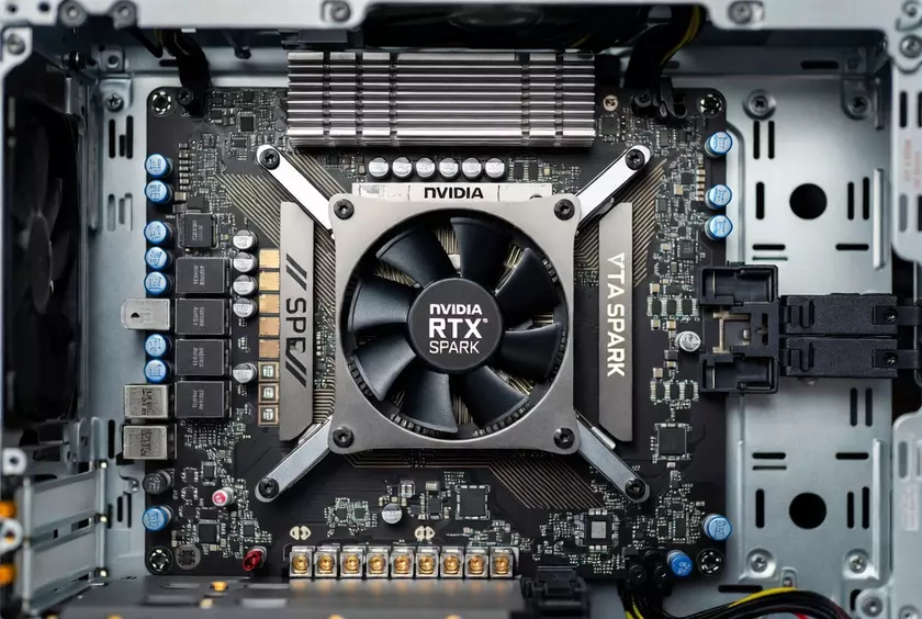 Процессор Nvidia RTX Spark на фоне материнской платы