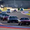 Оживленные автомобили на фестивале