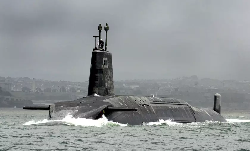 Британцы с помощью клея починили атомный крейсер HMS Vanguard системы Trident, который может нести баллистические ракеты с ядерными боеголовками
