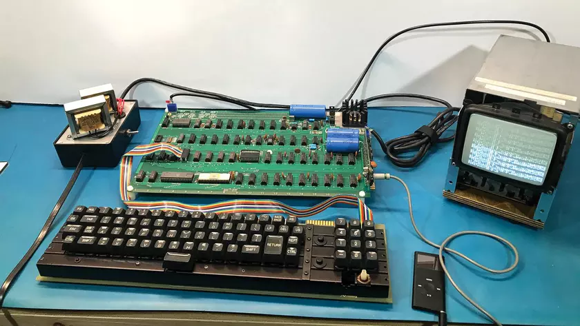Компьютер Apple-1, подписанный Стивом Джобсом, выставили на аукцион — за него планируют получить не меньше $375 000