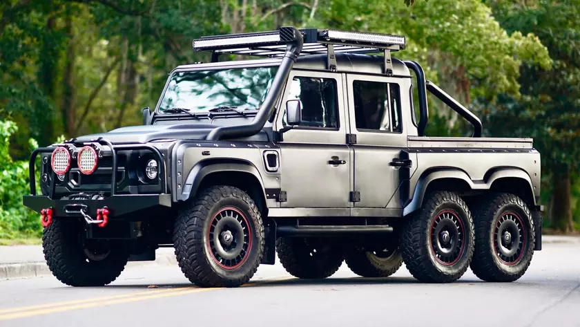 Кастомный шестиколесный Land Rover Defender 1993 года с Flying Huntsman 6×6