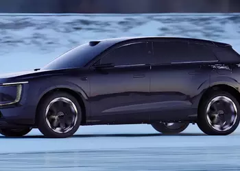 Большой кроссовер AUDI E7X показали на зимних испытаниях