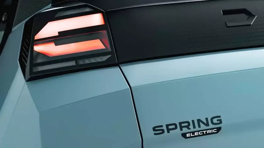 Базовая версия Dacia Spring без экрана