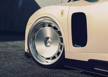 Ferrari Luce в тюнинге Vossen: новые колёса для электрического «айфона» из Маранелло