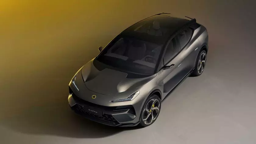 Электрический кроссовер Lotus Eletre во время движения