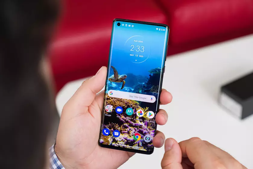 Источник: Motorola Edge Lite получит чип Qualcomm Snapdragon 765G, 4/6 ГБ ОЗУ, квадро-камеру на 48 Мп и батарею на 4800 мАч 