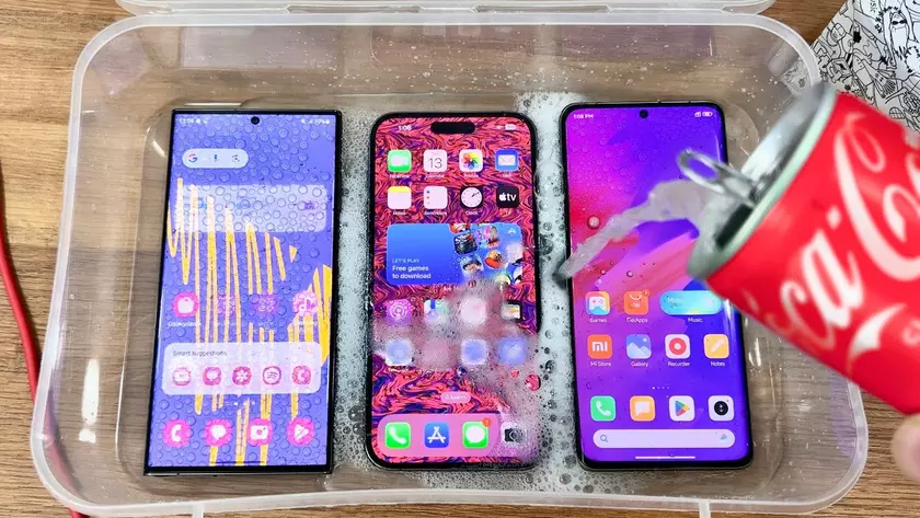 Испытание льдом: флагманы Samsung Galaxy S23 Ultra, iPhone 14 Pro Max и Xiaomi 13 Ultra залили газировкой и заморозили (видео)