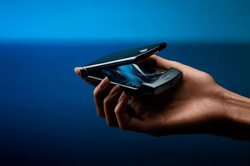Motorola работает над «раскладушкой» Razr 3 с чипом Snapdragon 8 Gen 1, AMOLED-экраном на 120 Гц и камерой на 50 МП
