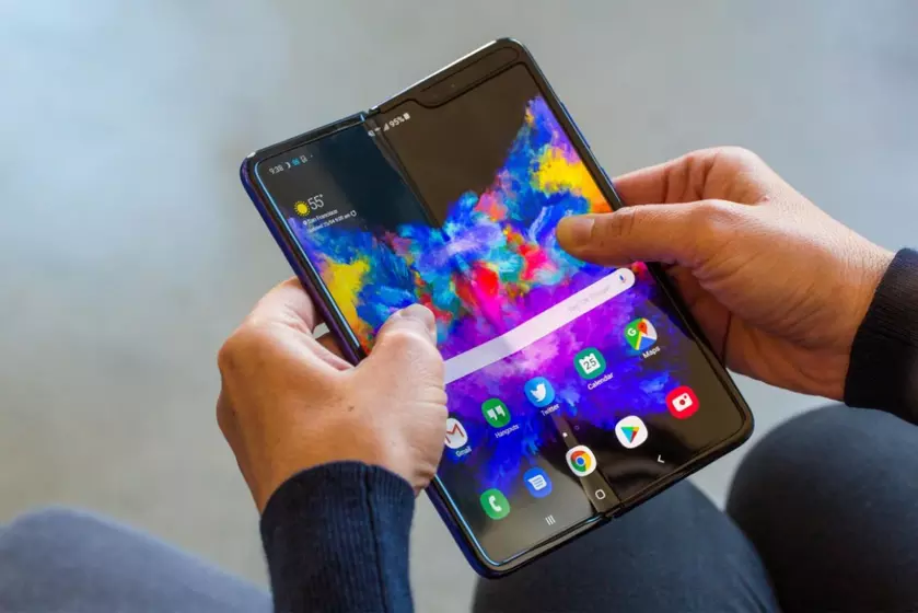 Инсайдер: преемник Galaxy Fold выйдет на рынок с названием Galaxy Z Fold 2 и получит подэкранную камеру