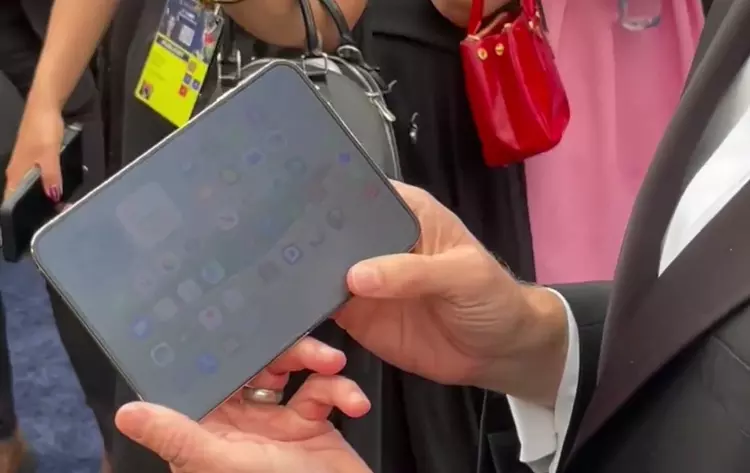 iPhone Duo: Матова картинка за 2000$ ...