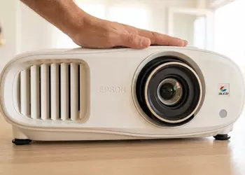 Epson Home Cinema 3800 Is the Projector I’d Use in Daylight