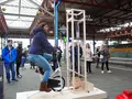 Веломашина вяжет тёплые шарфы