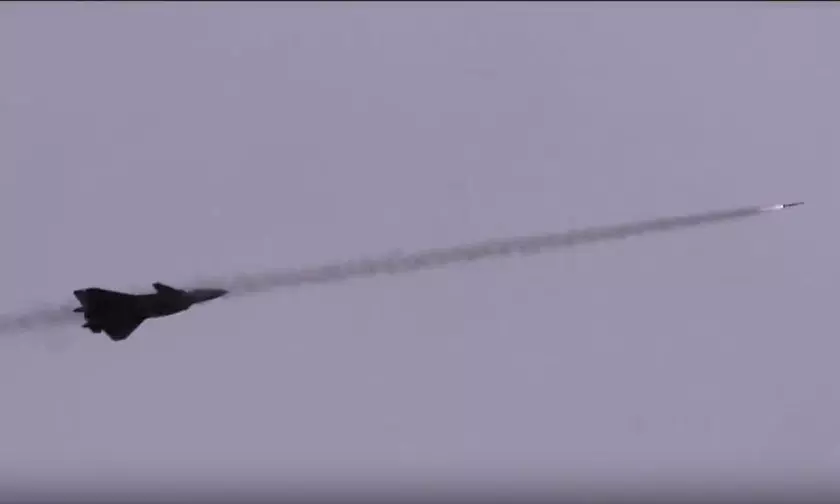Китай впервые показал, как истребитель пятого поколения J-20 Mighty Dragon запустил ракету для отработки уничтожения вражеских самолётов