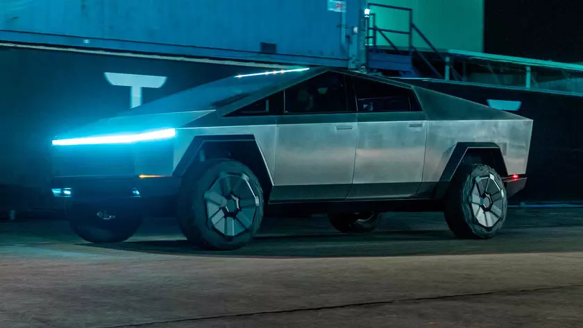 Илон Маск: стальной кузов электропикапа Tesla Cybertruck можно будет нагревать, чтобы изменить цвет машины