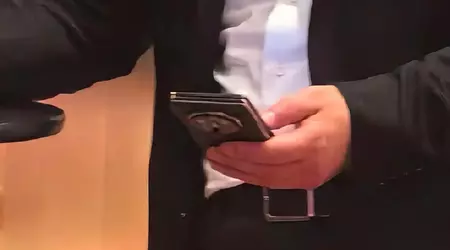 Голова Huawei вже ходить зі смартфоном, який складається втроє
