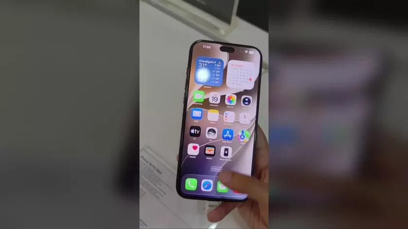 Смартфон iPhone 18 Pro с интерфейсом iOS 27