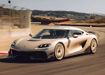 Семейный гиперкар на 2300 сил: Koenigsegg Gemera наконец стал серийным