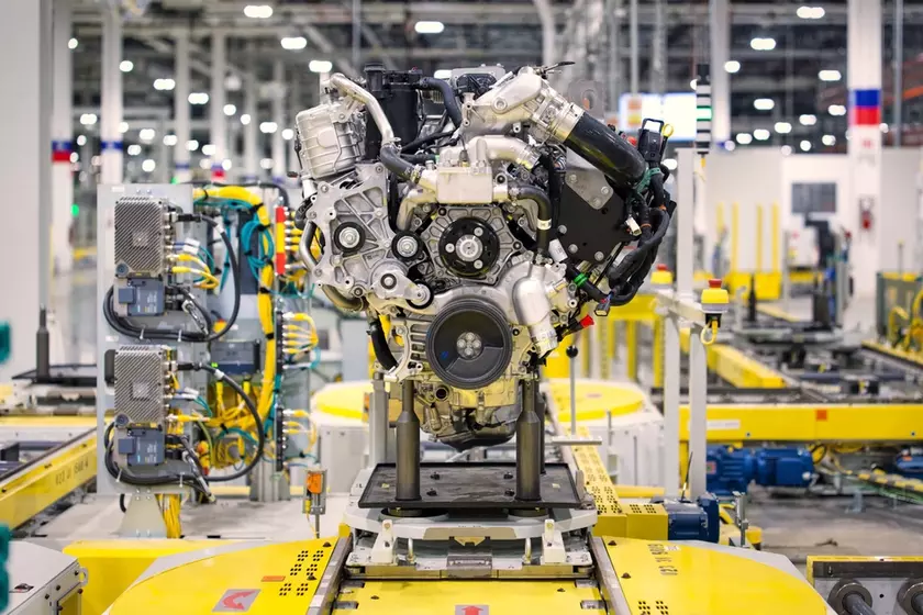 Новый 8,3-литровый турбодизель Duramax V8 на сборочной линии GM