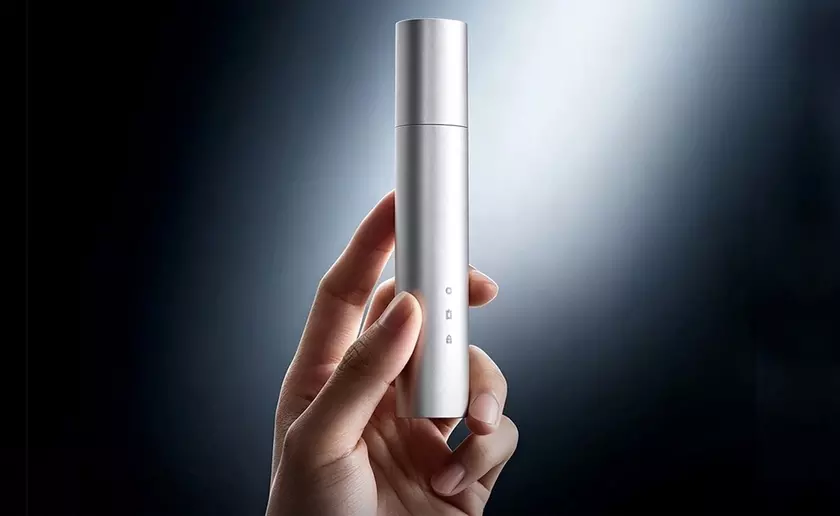 Триммер Xiaomi Mijia Pro в руке