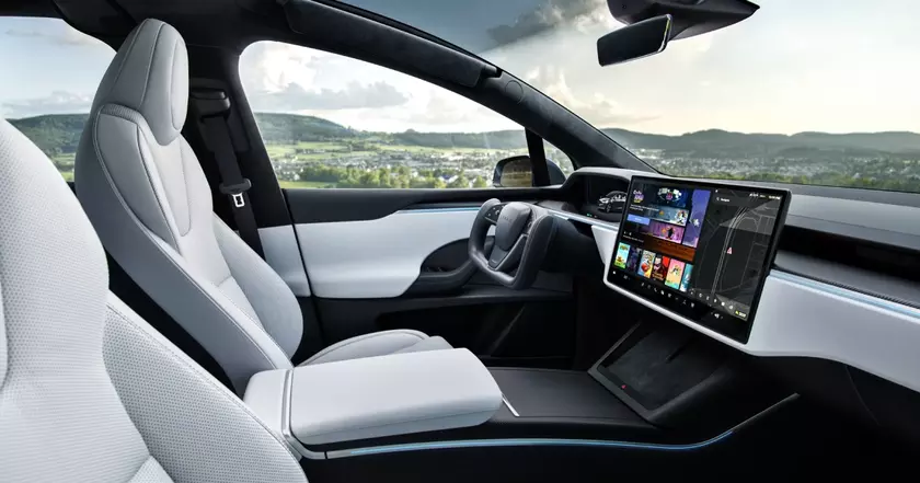 Невероятный взгляд на интерьер Tesla Model X: комфорт и технологии