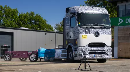 The Mercedes-Benz eActros 600 battery withstood a severe side impact during a crash test