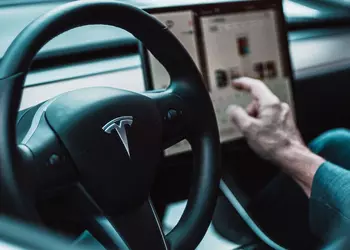 Новую версию автопилота Tesla протестировали в «сложных условиях» [видео]