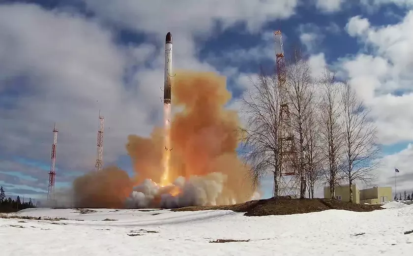 Россияне готовятся запустить массовое производство межконтинентальных баллистических ракет РС-28 «Сармат» дальностью 18 000 км, которые могут нести ядерную боеголовку мощностью 7,5 мегатонн