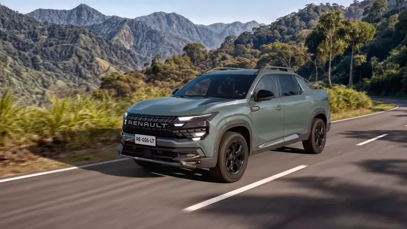 Renault Niagara едет по горной дороге